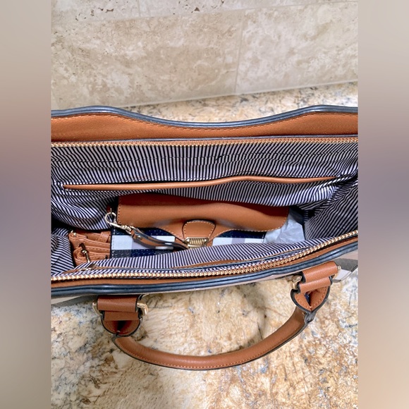 NWT Vegan Leather Bag | Convertible Backpack with matching wristlet - Picture 4 of 6